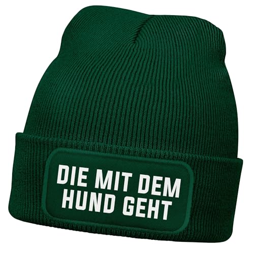 MoonWorks® Damen Beanie Strickmütze mit Patch Spruch Die mit dem Hund geht Aufdruck Lustig Damenmütze Dunkelgruen Unisize von MoonWorks