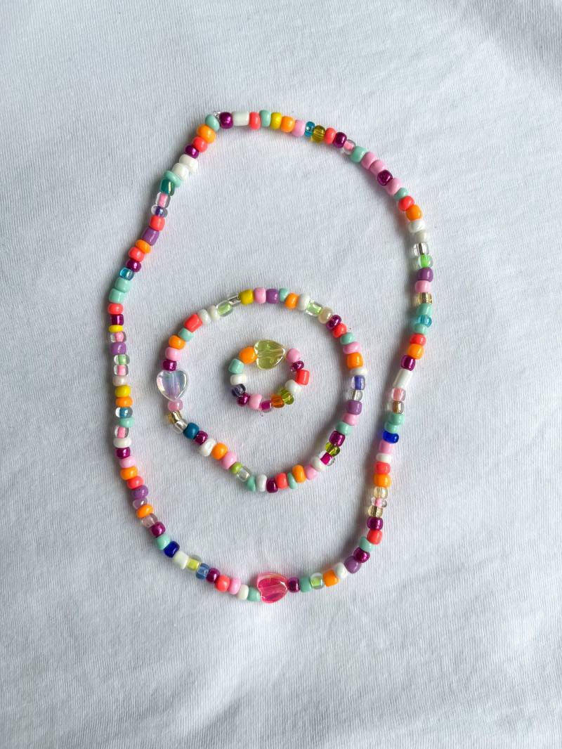 Bunte Kinder Perlenkette Mit Herz, Perlenkette Bunten Perlen, Geschenk Zur Einschulung, Personalisierbare Halskette Für von MoonandEarthbyTea