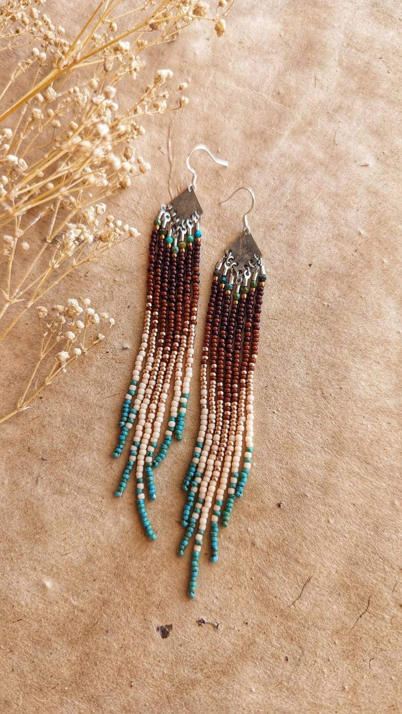 Natürliche Schönheit Lange Perlen-Türkis-Ohrringe in Erdtönen | 5 cm Lang Messing Versilbert Rustikale Erdtöne Boho-Chic von MoonandMilkJewelry