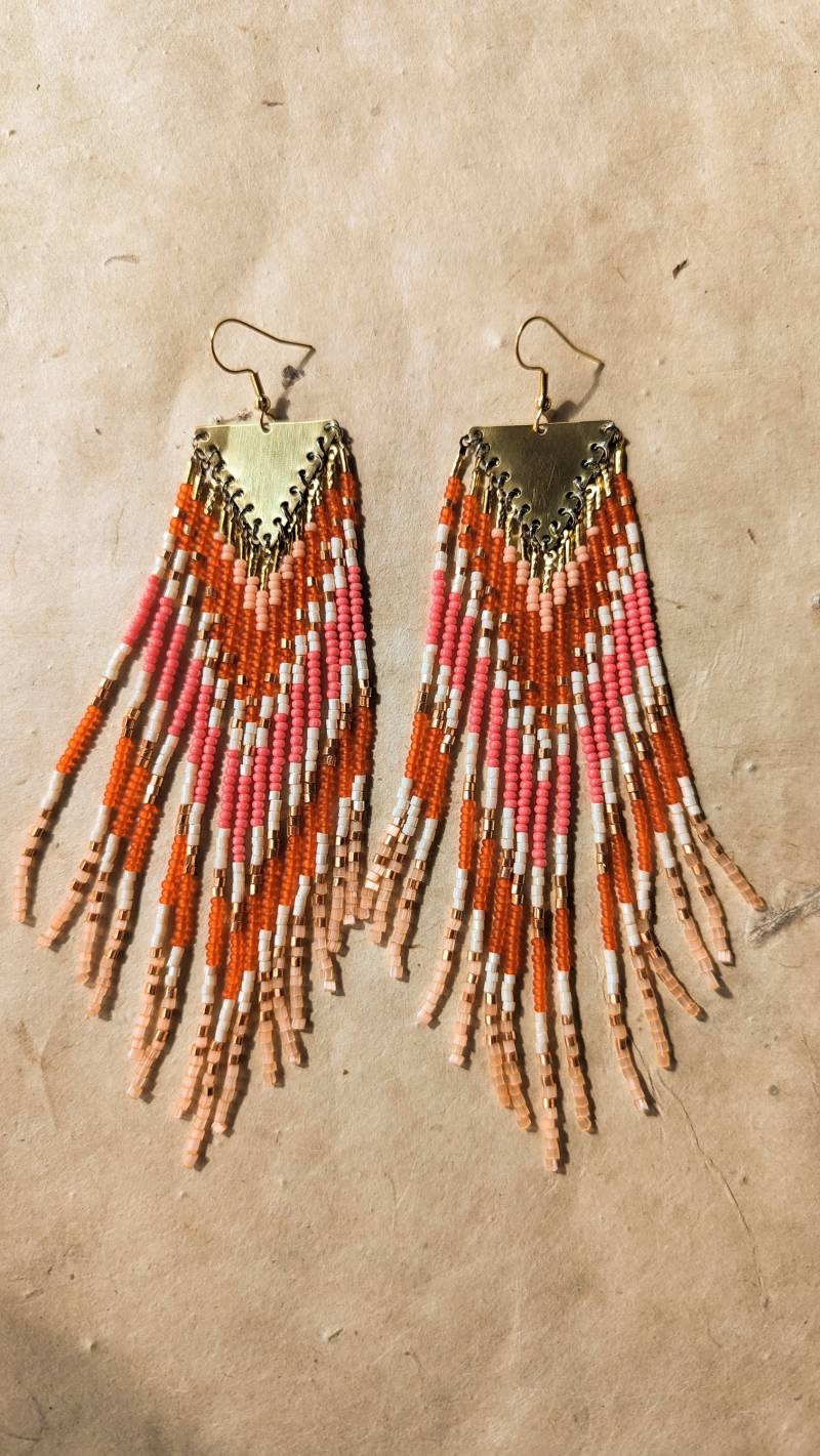 Orange & Hot Pink Fransen Perlen Ohrringe | 14 cm Lang Farbtupfer Festliche Ohrhänger Boho-Hochzeit Sommer Mehrfarbig von MoonandMilkJewelry