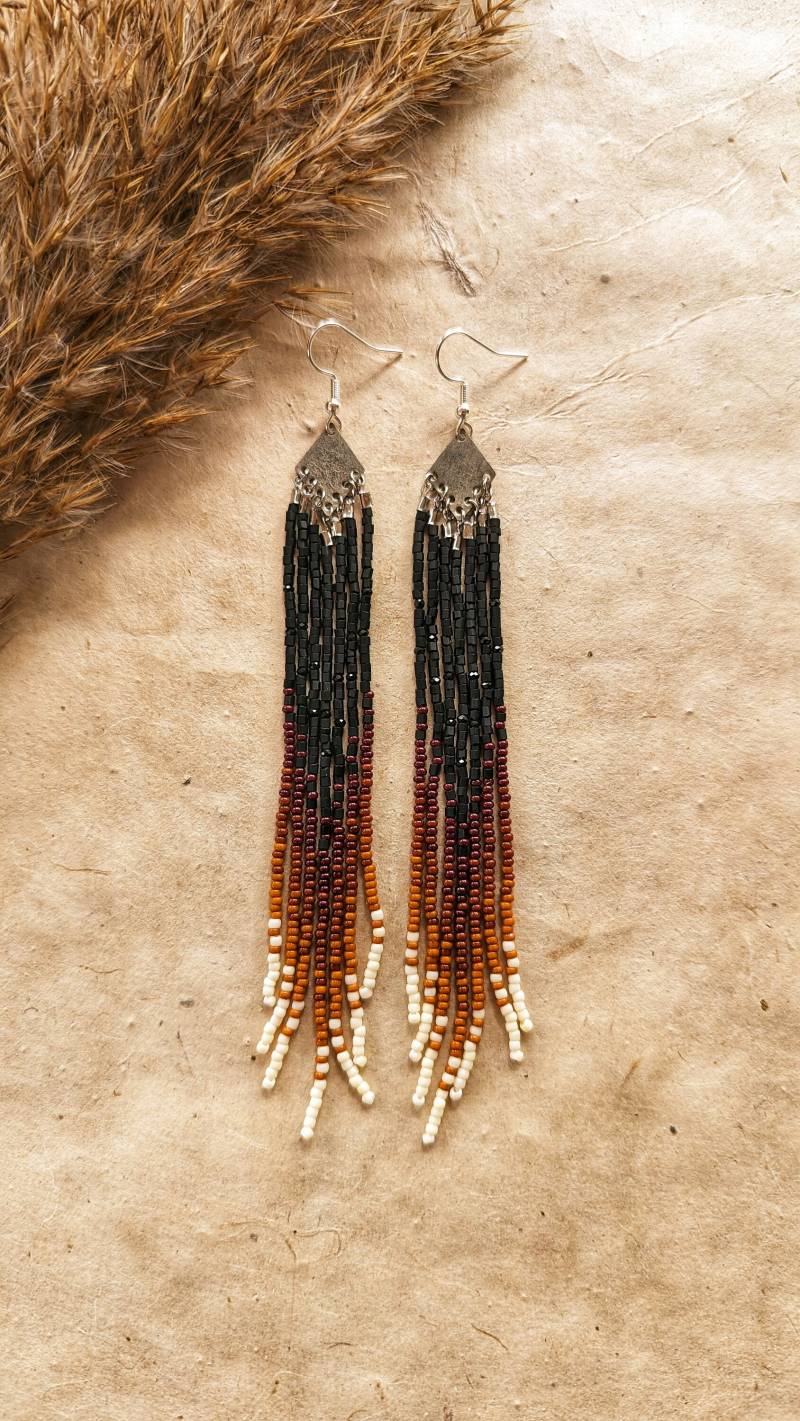 Sweet Autumn Twilight Boho Perlen Ohrringe | Brauntöne 5 cm Lang Versilbertes Messing Handgefertigte Handwerker Schmuck Spinell Steine von MoonandMilkJewelry