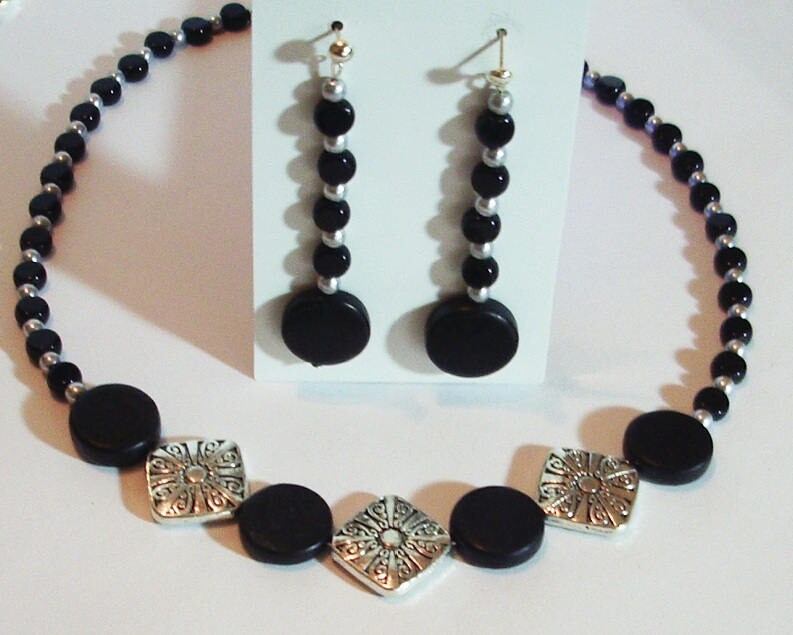 Auffällige Schwarz Und Silber 17" Perlenkette Mit Zinn & Cara Horn Akzente Ohrringe - Halskette Set Anweisung Set Auffällige Schwarz Und Silber 17" Perlenkette Mit Zinn & Cara Horn Akzente Ohrringe - Halskette Set Anweisung Set von MoonbeadJewelryUS