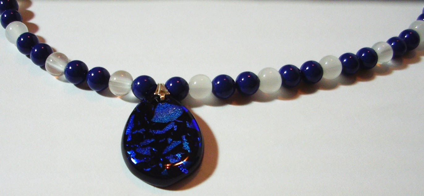 Blau-Weiße Halskette Mit Paula Radke Dichroic Glasanhänger - 18 "Perlenkette Anhänger Crystallized | Tm Swarovski Elements Blau-Weiße Halskette Mit Paula Radke Dichroic Glasanhänger - 18 "Perlenkette Anhänger Crystallized | Tm Swarovski Elements von MoonbeadJewelryUS