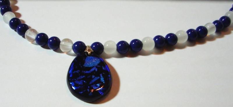 Blau-Weiße Halskette Mit Paula Radke Dichroic Glasanhänger - 18 "Perlenkette Anhänger Crystallized | Tm Swarovski Elements Blau-Weiße Halskette Mit Paula Radke Dichroic Glasanhänger - 18 "Perlenkette Anhänger Crystallized | Tm Swarovski Elements von MoonbeadJewelryUS