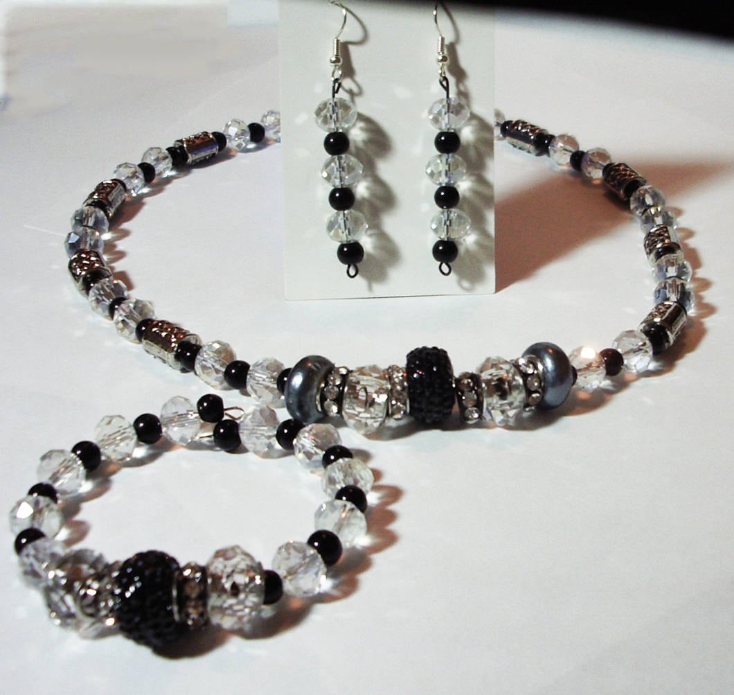 Bling 19-Zoll-Silber Und Schwarze Perlenkette Mit Armband Ohrringen-Halskette Ohrringe Armband-Große Perle-Schwarz & Weiß Bling 19-Zoll-Silber Und Schwarze Perlenkette Mit Armband Ohrringen-Halskette Ohrringe Armband-Große Perle-Schwarz & Weiß von MoonbeadJewelryUS