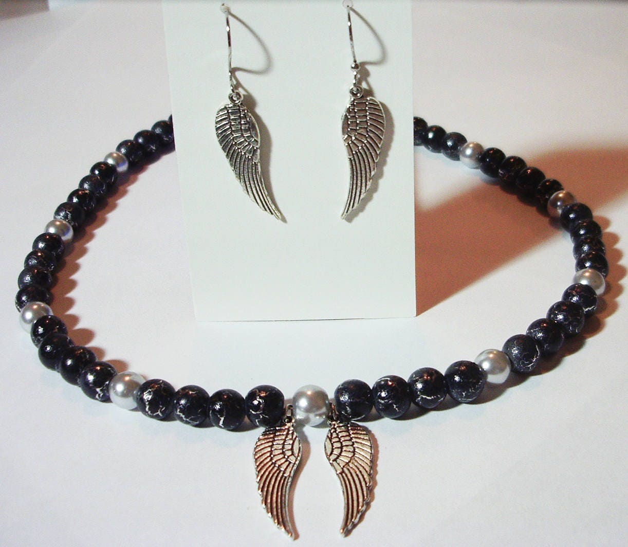Engelsflügel Halskette - Ohrringe Schwarz Und Silber Mit Engel Flügel 17" Perlenkette Set Engelsflügel Halskette - Ohrringe Schwarz Und Silber Mit Engel Flügel 17" Perlenkette Set von MoonbeadJewelryUS