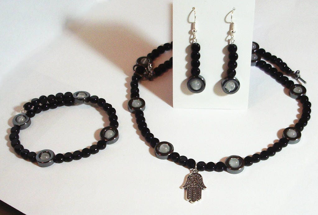 Hamsa Und Hämatit Schwarz Silber Collier-Set - Schwarz 20" Kette Hamsa-Anhänger Mit Ihrer Wahl Ohrringe Oder Armband Hamsa Und Hämatit Schwarz Silber Collier-Set - Schwarz 20" Kette Hamsa-Anhänger Mit Ihrer Wahl Ohrringe Oder Armband von MoonbeadJewelryUS