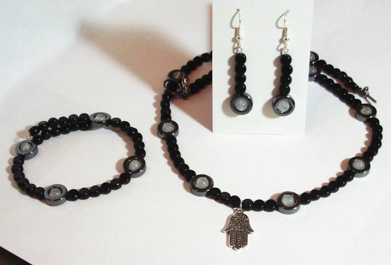 Hamsa Und Hämatit Schwarz Silber Collier-Set - Schwarz 20" Kette Hamsa-Anhänger Mit Ihrer Wahl Ohrringe Oder Armband Hamsa Und Hämatit Schwarz Silber Collier-Set - Schwarz 20" Kette Hamsa-Anhänger Mit Ihrer Wahl Ohrringe Oder Armband von MoonbeadJewelryUS