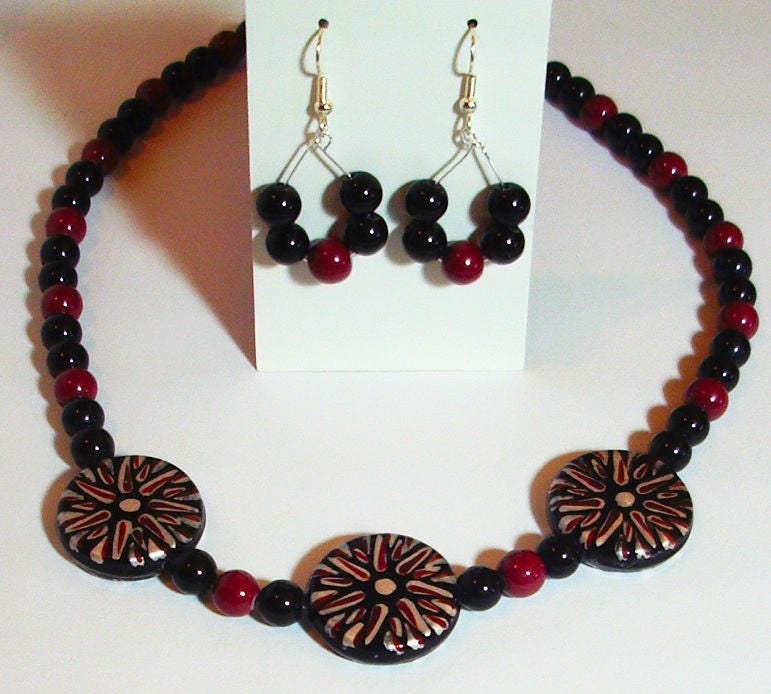 Schwarz Und Rot Perlenkette 18" Mit Handbemalten Glasperlen Ohrringe - Halskette Set Blumen Rot Silber Schwarz Und Rot Perlenkette 18" Mit Handbemalten Glasperlen Ohrringe - Halskette Set Blumen Rot Silber von MoonbeadJewelryUS