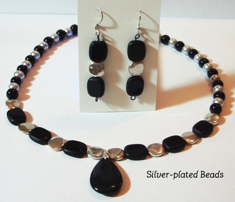 Schwarz Und Silber Halskette Set - Mit Ohrringen 18-1/2" Glas Versilberten Perlen Schwarzen Stein Anhänger Schwarz Und Silber Halskette Set - Mit Ohrringen 18-1/2" Glas Versilberten Perlen Schwarzen Stein Anhänger von MoonbeadJewelryUS