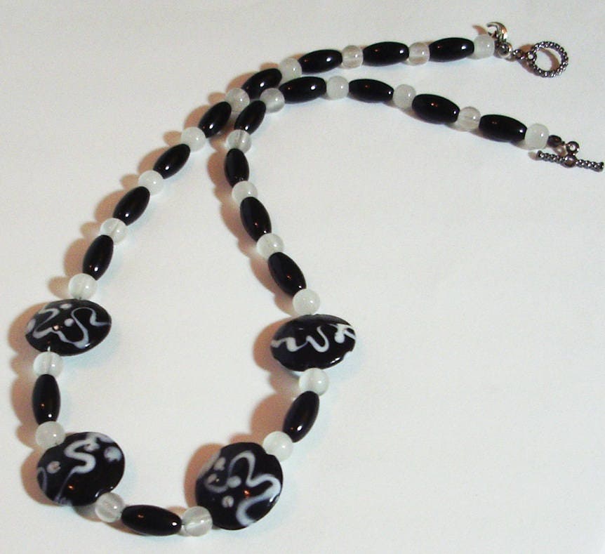Schwarz Und Weiß-Kette - Glasperle Akzente 17" Perlen Halskette Elegante Weiß Perlenkette Zarte Schwarz Und Weiß-Kette - Glasperle Akzente 17" Perlen Halskette Elegante Weiß Perlenkette Zarte von MoonbeadJewelryUS