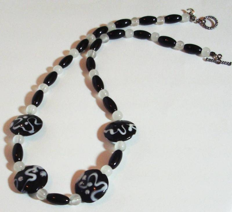 Schwarz Und Weiß-Kette - Glasperle Akzente 17" Perlen Halskette Elegante Weiß Perlenkette Zarte Schwarz Und Weiß-Kette - Glasperle Akzente 17" Perlen Halskette Elegante Weiß Perlenkette Zarte von MoonbeadJewelryUS