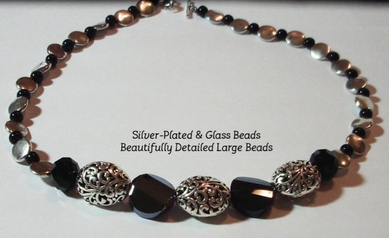 Schwarze Und Silberne 19-Zoll-Halskette Mit Glas-, Zinn - Versilberten Perlen Schwarze Und Silberne 19-Zoll-Halskette Mit Glas-, Zinn - Versilberten Perlen von MoonbeadJewelryUS