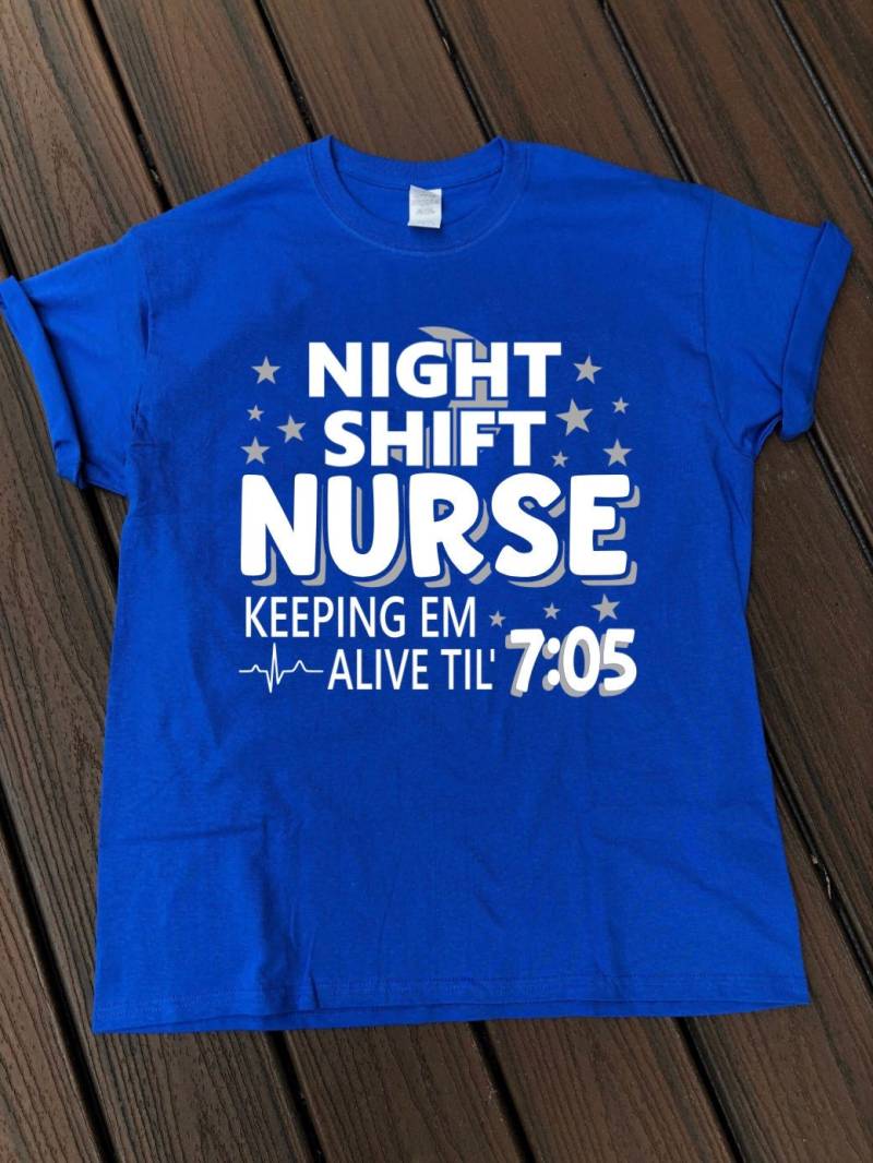 Krankenschwester Shirt Lustige, Krankenschwester-Shirt, Nachtschicht Geschenk, Lustige Shirt, Krankenschwester-Hemd-Geschenk Für Sie, Keepin Em Krankenschwester Shirt Lustige, Krankenschwester-Shirt, Nachtschicht Geschenk, Lustige Shirt, Krankenschwester-Hemd-Geschenk Für Sie, Keepin Em von MoonbeamsVisions