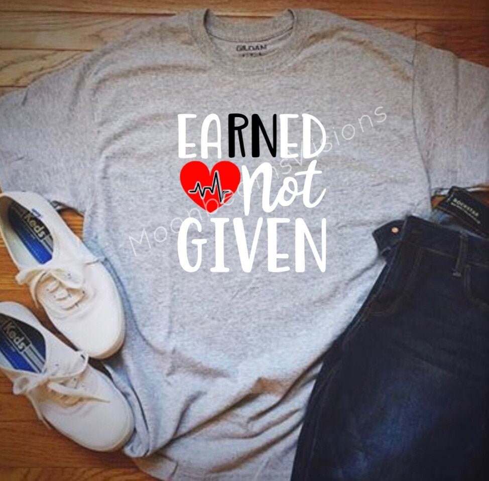 Verdientes Nicht Gegebenes Shirt, Verdientes, Krankenschwester Verdientes Geschenktes Geschenk Für Krankenschwester, Rn Geschenk, Abschlussgeschenk Verdientes Nicht Gegebenes Shirt, Verdientes, Krankenschwester Verdientes Geschenktes Geschenk Für Krankenschwester, Rn Geschenk, Abschlussgeschenk von MoonbeamsVisions