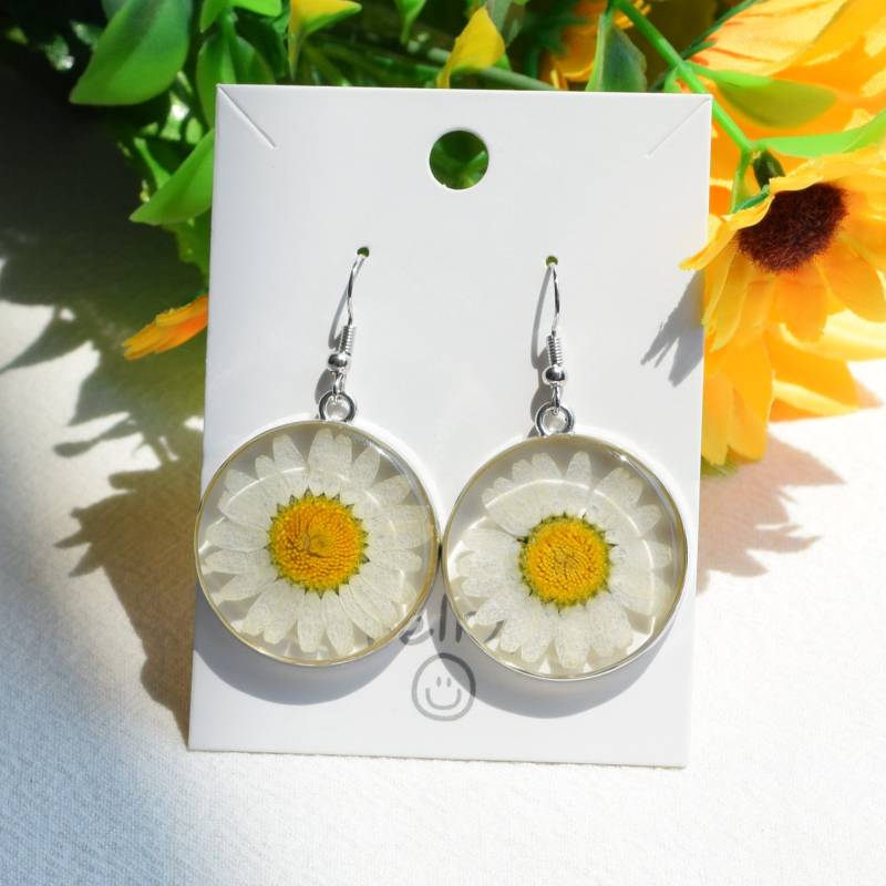 Daisy Handgemachte Echte Gepresste Blumen Ohrringe, Weiße Getrocknete Resin Boho Hochzeit Ohrhänger, Perfektes Geburtsgeschenk Für Sie von MooncfCraft
