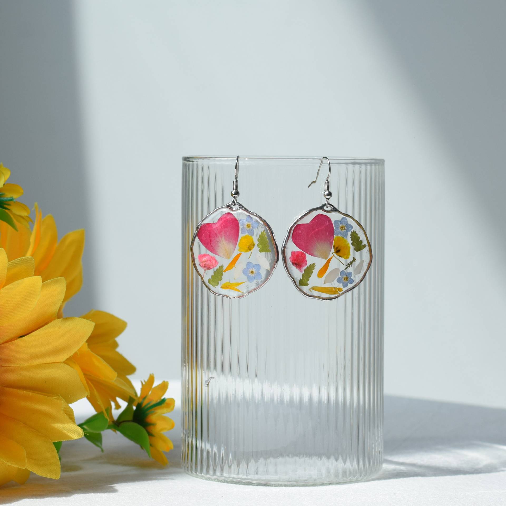 Handgemachte Echte Gepresste Blumenohrringe, Silberne Getrocknete Blumenharzohrringe, Baumeln Tropfenohrringe, Hochzeitsohrring, Perfektes Handgemachte Echte Gepresste Blumenohrringe, Silberne Getrocknete Blumenharzohrringe, Baumeln Tropfenohrringe, Hochzeitsohrring, Perfektes von MooncfCraft