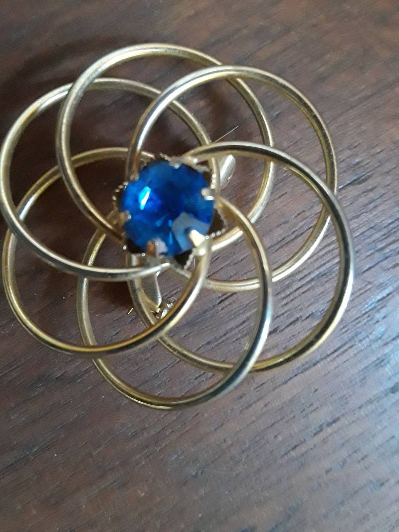 Brosche-Pin-Vintage Gold-Ton-Brosche Mit Blauem Stein. Vintage Schmuck Brosche-Pin-Vintage Gold-Ton-Brosche Mit Blauem Stein. Vintage Schmuck von MoondanceBC