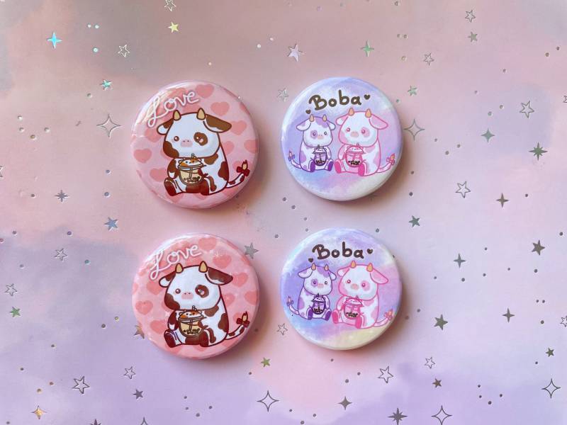 Bubble Tea Button Kuh Glücksbringer Niedliche Pins Kawaii Anstecker Kleine Geschenke Bubble Tea Button Kuh Glücksbringer Niedliche Pins Kawaii Anstecker Kleine Geschenke von MoondropAtelier