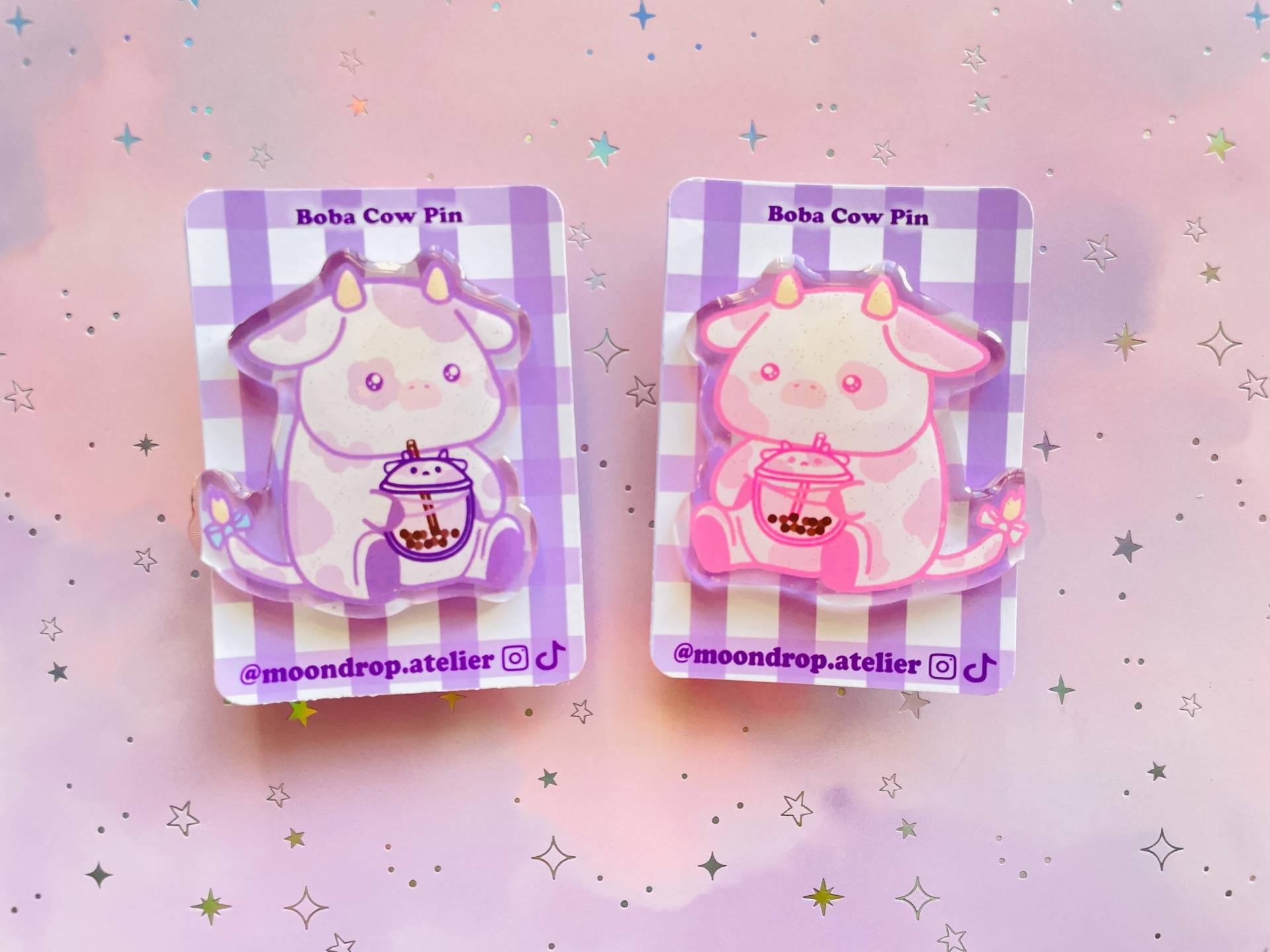 Kuh Pin Acryl Bubble Tea | Glitter Epoxy Resin Brosche Anstecker Kawaii Cow Art Funny Gifts For Friends Couple Gift Kuh Pin Acryl Bubble Tea | Glitter Epoxy Resin Brosche Anstecker Kawaii Cow Art Funny Gifts For Friends Couple Gift von MoondropAtelier