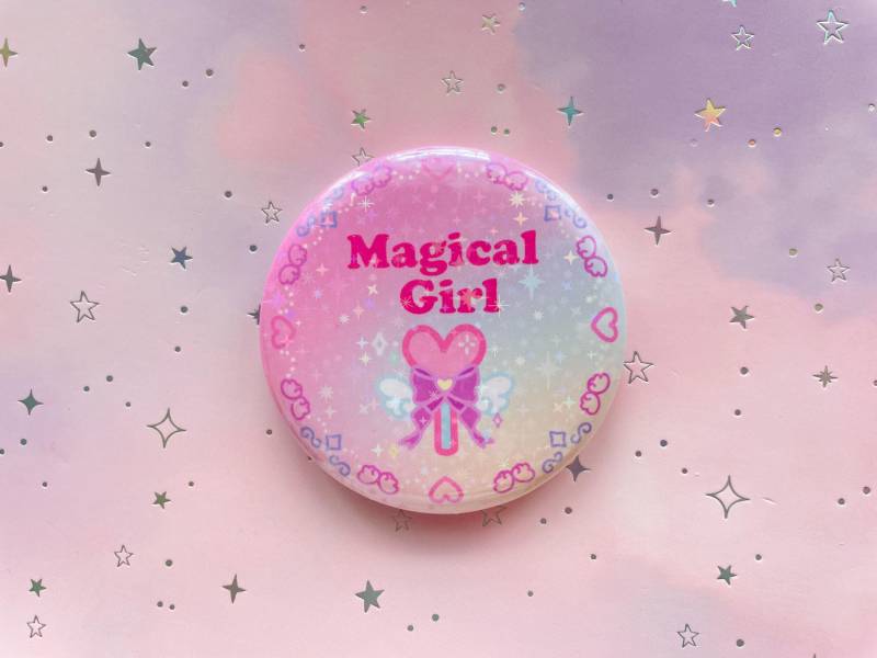 Magical Girl Kawaii Button Magic Wand Badge Princess Girly Acryl Holo Glitter Brosche Small Gift Magical Girl Kawaii Button Magic Wand Badge Princess Girly Acryl Holo Glitter Brosche Small Gift von MoondropAtelier