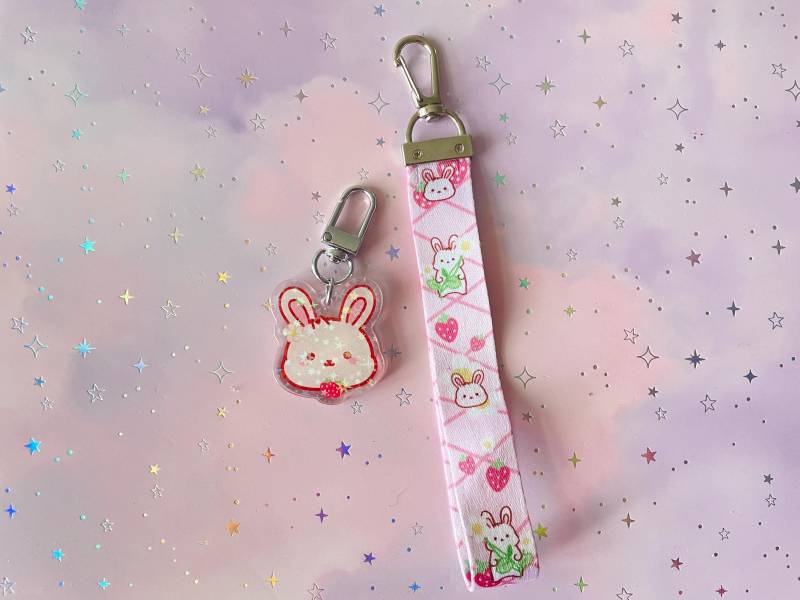strawberry Bunny Kawaii Lanyard Doppelseitig Berry Rabbit Keychain Schlüsselband Mit Charm Small Gifts | Cell Phone Accessoire von MoondropAtelier