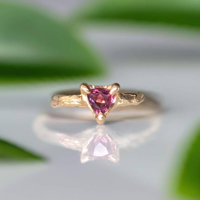 14K Gold Rubellit-Turmalin Ring Rustikaler Verlobungsring 14K Gold Rubellit-Turmalin Ring Rustikaler Verlobungsring von MoondropCreationsCA