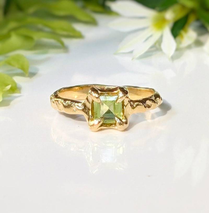 14K Peridot Goldring Princess Cut August Geburtsstein von MoondropCreationsCA