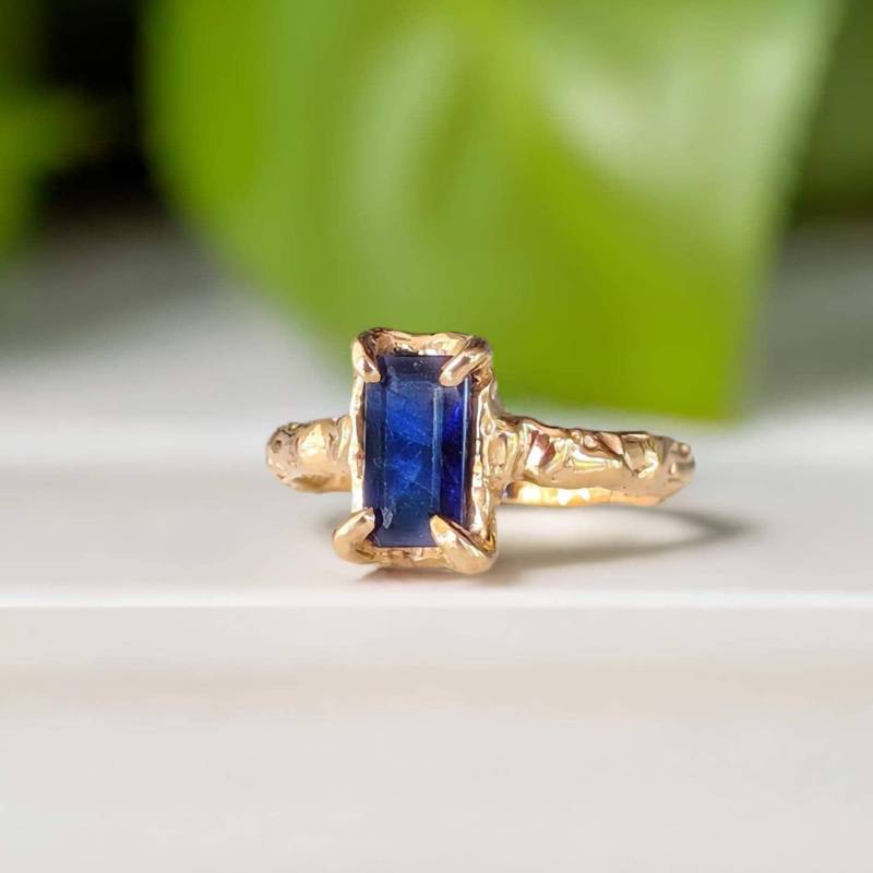 Blauer Saphirring, Rustikaler Goldsaphirring, Statement-Ring, Einzigartiger Edelsteinring, Einzigartige Natur Inspirierter Strukturierter Blauer Saphirring, Rustikaler Goldsaphirring, Statement-Ring, Einzigartiger Edelsteinring, Einzigartige Natur Inspirierter Strukturierter von MoondropCreationsCA