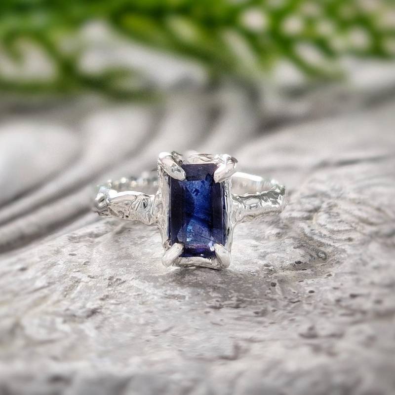Blauer Saphirring Für Verlobungsring, Rustikaler Silbersaphirring, Einzigartiger Blauer Edelsteinring Einzigartiges Geschenk Freundin Natur Blauer Saphirring Für Verlobungsring, Rustikaler Silbersaphirring, Einzigartiger Blauer Edelsteinring Einzigartiges Geschenk Freundin Natur von MoondropCreationsCA