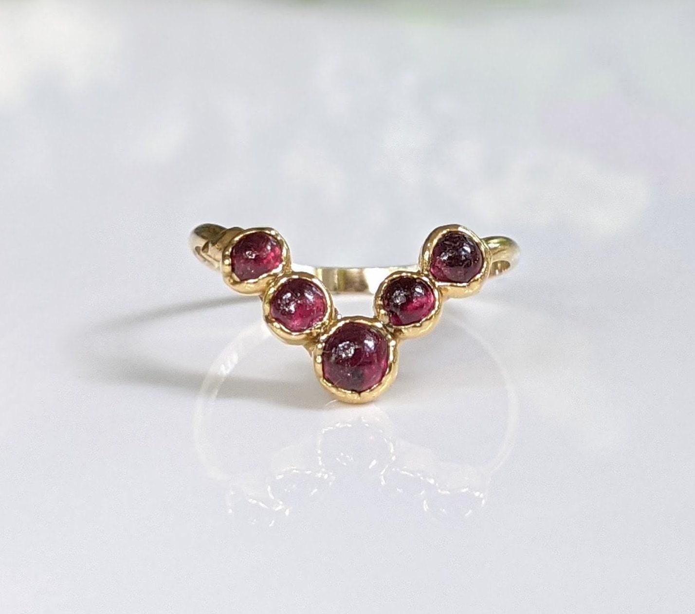 Größe 6, 5 Rubin Chevron Ehering, Ring, Gold Verlobungsring, Juli Geburtsstein V-Form Ehering Größe 6, 5 Rubin Chevron Ehering, Ring, Gold Verlobungsring, Juli Geburtsstein V-Form Ehering von MoondropCreationsCA