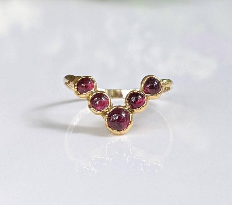 Größe 6, 5 Rubin Chevron Ehering, Ring, Gold Verlobungsring, Juli Geburtsstein V-Form Ehering Größe 6, 5 Rubin Chevron Ehering, Ring, Gold Verlobungsring, Juli Geburtsstein V-Form Ehering von MoondropCreationsCA