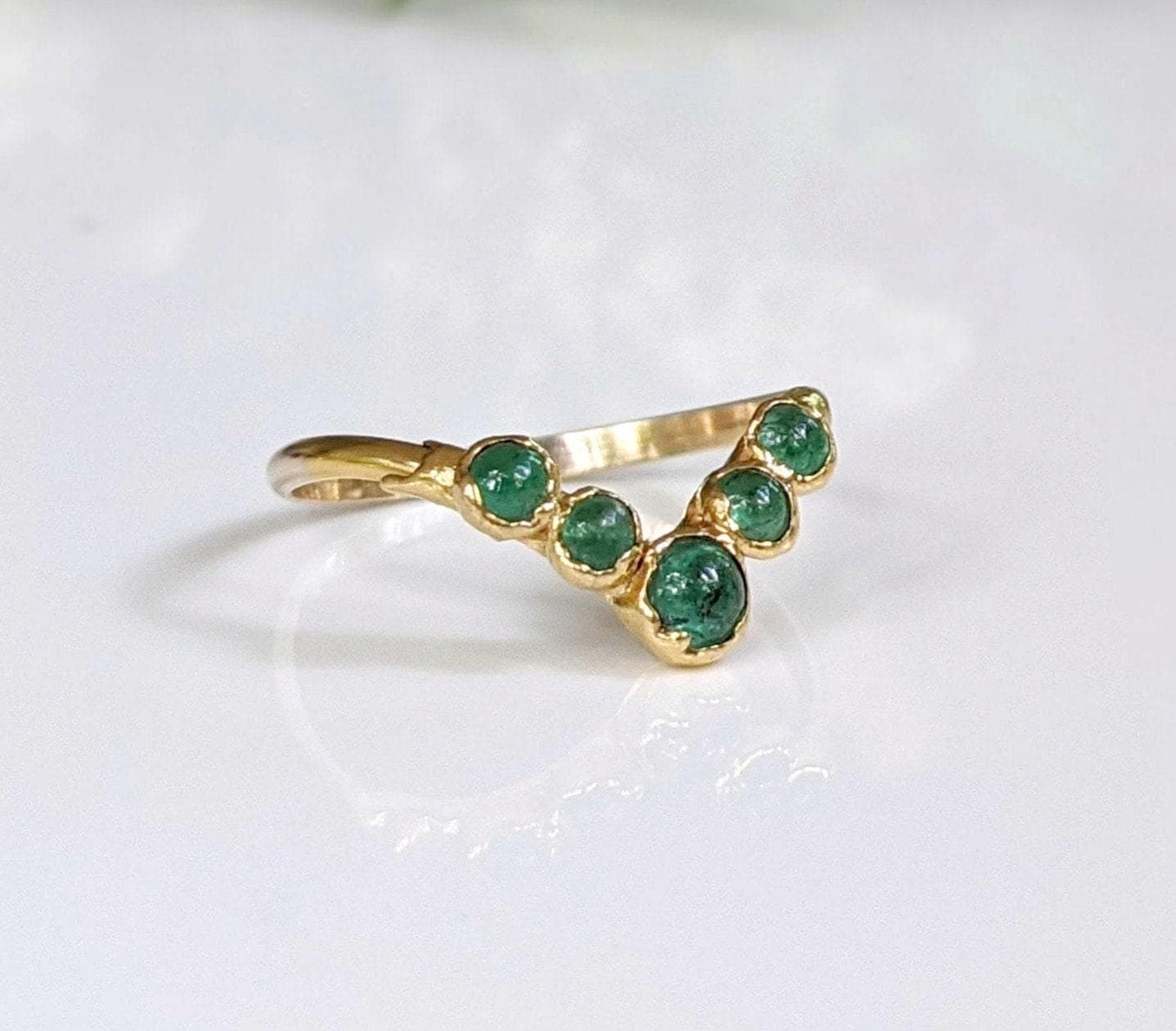 Größe 8 Smaragd Ehering, Gold Chevron Ring, V-Form Multi-stein-Ring, Mai Geburtsstein Einzigartiger Grüner Kristall Ring Größe 8 Smaragd Ehering, Gold Chevron Ring, V-Form Multi-stein-Ring, Mai Geburtsstein Einzigartiger Grüner Kristall Ring von MoondropCreationsCA