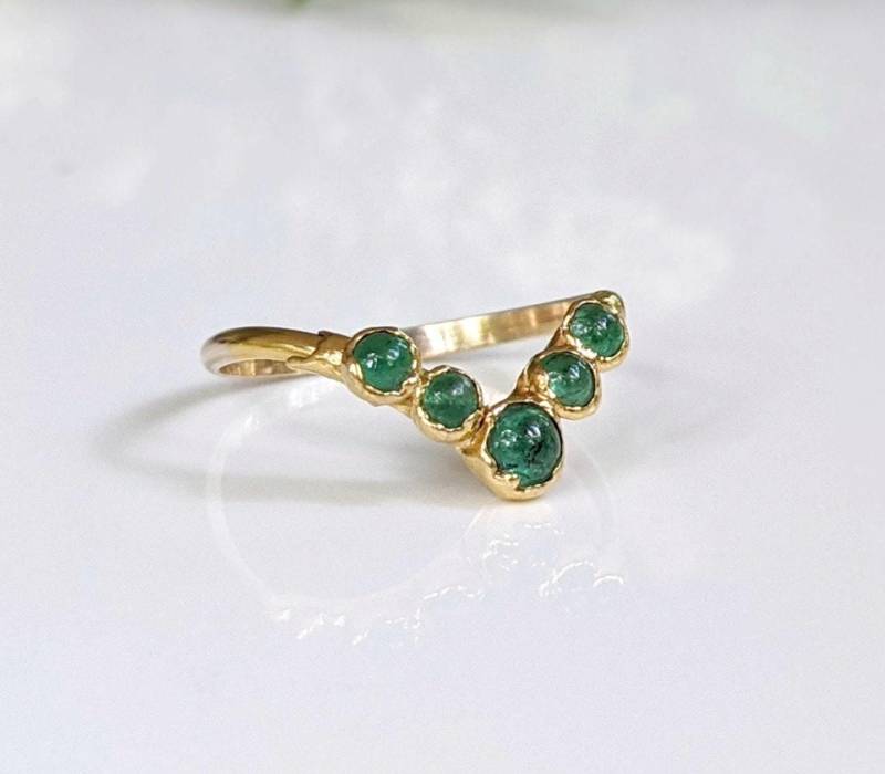 Größe 8 Smaragd Ehering, Gold Chevron Ring, V-Form Multi-stein-Ring, Mai Geburtsstein Einzigartiger Grüner Kristall Ring Größe 8 Smaragd Ehering, Gold Chevron Ring, V-Form Multi-stein-Ring, Mai Geburtsstein Einzigartiger Grüner Kristall Ring von MoondropCreationsCA