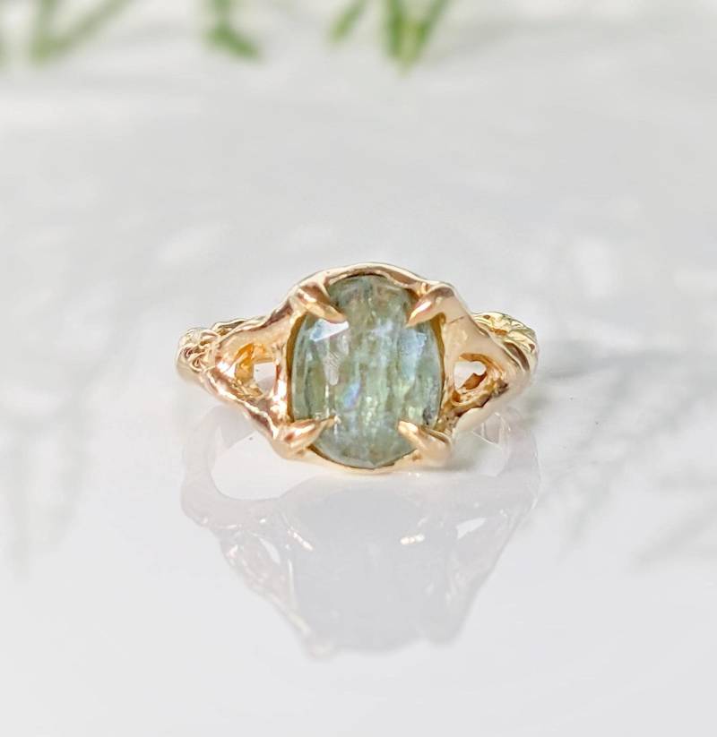 Grüner Kyanit Ring, Einzigartiger Edelsteinring, Statementring, Rustikaler Strukturierter Goldring, Grüner Kristallring, Einzigartiges Geschenk Grüner Kyanit Ring, Einzigartiger Edelsteinring, Statementring, Rustikaler Strukturierter Goldring, Grüner Kristallring, Einzigartiges Geschenk von MoondropCreationsCA