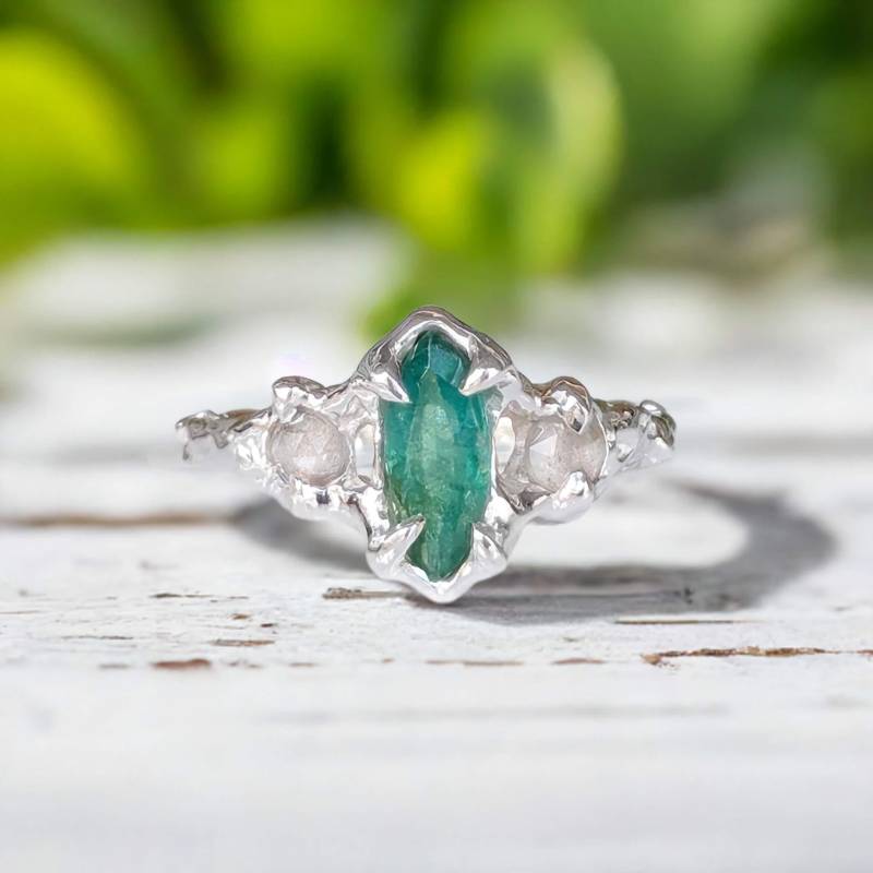 Handgemachter Verlobungsring Mit Smaragd Marquise Smaragd, Salz & Pfeffer Diamanten Handgemachter Verlobungsring Mit Smaragd Marquise Smaragd, Salz & Pfeffer Diamanten von MoondropCreationsCA