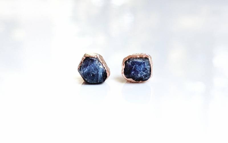 Rohe Saphir Ohrringe, Ohrstecker, September Geburtsstein Blaue Edelstein Rohstein Boho Ohrringe von MoondropCreationsCA