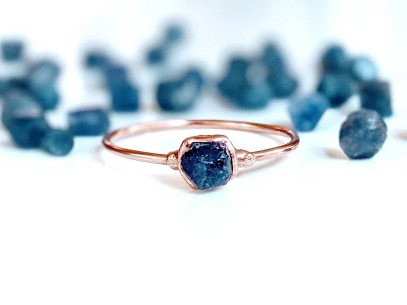 Roher Blauer Saphir Ring, September Geburtsstein Rohedelstein Blauer Roher Verlobungsring, Schmuck, Rohstein Ring Roher Blauer Saphir Ring, September Geburtsstein Rohedelstein Blauer Roher Verlobungsring, Schmuck, Rohstein Ring von MoondropCreationsCA