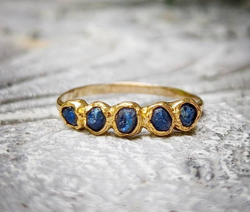 Roher Blauer Saphirring, September Geburtssteinring, Multi-stein-Ring, Rohedelstein Eternity-Ring, Rauer Ehering 18K Gold Roher Blauer Saphirring, September Geburtssteinring, Multi-stein-Ring, Rohedelstein Eternity-Ring, Rauer Ehering 18K Gold von MoondropCreationsCA