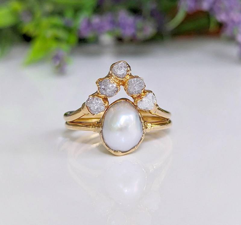 Roher Diamant Ehering Und Süßwasserperle Verlobungsring, 14K Gold Chevron Ring, Einzigartige Perle Alternative Verlobungsring Roher Diamant Ehering Und Süßwasserperle Verlobungsring, 14K Gold Chevron Ring, Einzigartige Perle Alternative Verlobungsring von MoondropCreationsCA