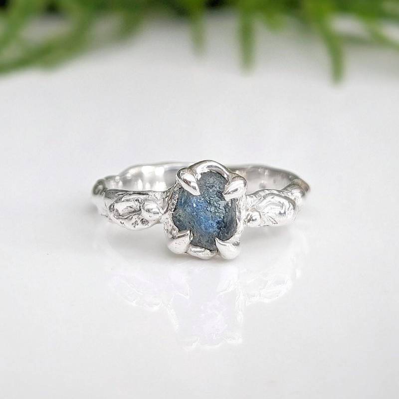 Roher Montana-Saphir-Ring, Rustikaler Silberring Einzigartiger Rauer Edelsteinring Einzigartige Saphir-Verlobungsring Natur Inspiriert Geschenk Für Roher Montana-Saphir-Ring, Rustikaler Silberring Einzigartiger Rauer Edelsteinring Einzigartige Saphir-Verlobungsring Natur Inspiriert Geschenk Für von MoondropCreationsCA