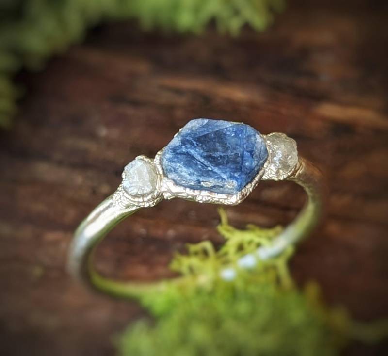 Roher Saphir Und Diamant Verlobungsring, Einzigartige Verlobungsring September Birthstone Ring Roher Saphir Und Diamant Verlobungsring, Einzigartige Verlobungsring September Birthstone Ring von MoondropCreationsCA