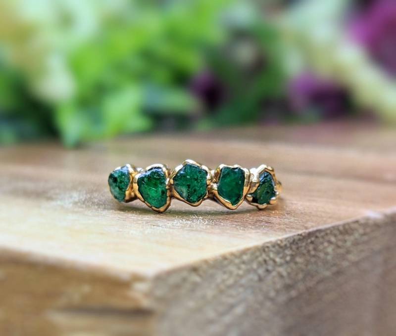 Roher Smaragd Eternity Ring, Kann Geburtssteinring, Grüner Kristallring, Rohsteinring, Multisteinring Birthstone Schmuck Ehering Roher Smaragd Eternity Ring, Kann Geburtssteinring, Grüner Kristallring, Rohsteinring, Multisteinring Birthstone Schmuck Ehering von MoondropCreationsCA