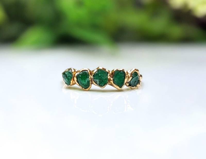 Roher Smaragd Multi-stein-Ring, Mai Geburtsstein Ring, Grüner Kristall Birthstone Schmuck, Roher Eternity Ehering Roher Smaragd Multi-stein-Ring, Mai Geburtsstein Ring, Grüner Kristall Birthstone Schmuck, Roher Eternity Ehering von MoondropCreationsCA