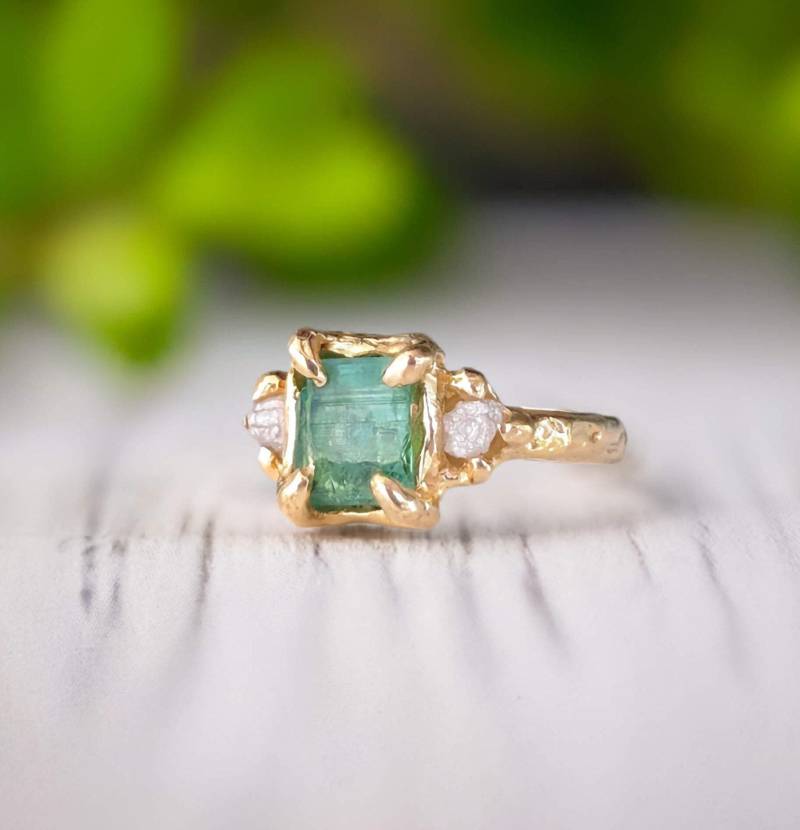 Roher Smaragd Und Diamant Verlobungsring, Rustikaler Goldring, Unikat Edelstein Ring, Einzigartige Natur Inspirierter Ring Roher Smaragd Und Diamant Verlobungsring, Rustikaler Goldring, Unikat Edelstein Ring, Einzigartige Natur Inspirierter Ring von MoondropCreationsCA