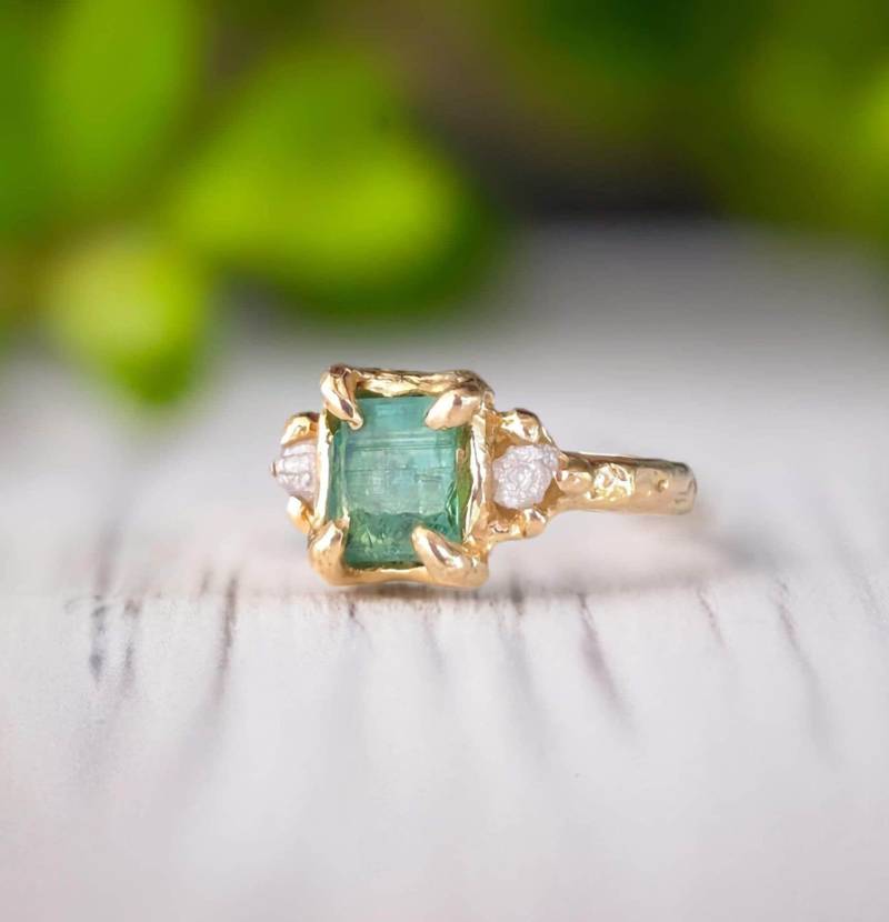 Roher Smaragd Und Diamant Verlobungsring, Rustikaler Goldring, Unikat Edelstein Ring, Einzigartige Natur Inspirierter Ring Roher Smaragd Und Diamant Verlobungsring, Rustikaler Goldring, Unikat Edelstein Ring, Einzigartige Natur Inspirierter Ring von MoondropCreationsCA