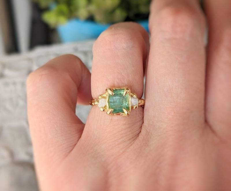 Roher Smaragd Und Diamant Verlobungsring, Rustikaler Goldring, Unikat Edelstein Ring, Einzigartige Natur Inspirierter Ring Roher Smaragd Und Diamant Verlobungsring, Rustikaler Goldring, Unikat Edelstein Ring, Einzigartige Natur Inspirierter Ring von MoondropCreationsCA