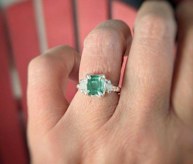 Roher Smaragd Und Diamant Ring Sterling Silber Rustikaler Edelstein Ring Roher Smaragd Und Diamant Ring Sterling Silber Rustikaler Edelstein Ring von MoondropCreationsCA