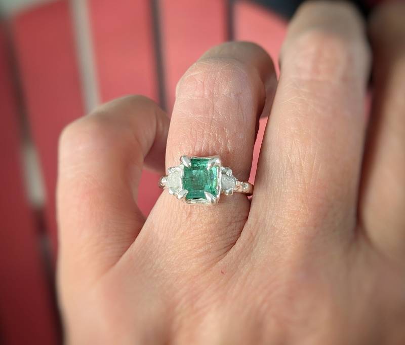 Roher Smaragd Und Rohdiamant Ring, Rustikaler Silberring, Einzigartiger Edelsteinring, Natur Inspirierter Smaragdring, Einzigartiges Geschenk Für Roher Smaragd Und Rohdiamant Ring, Rustikaler Silberring, Einzigartiger Edelsteinring, Natur Inspirierter Smaragdring, Einzigartiges Geschenk Für von MoondropCreationsCA