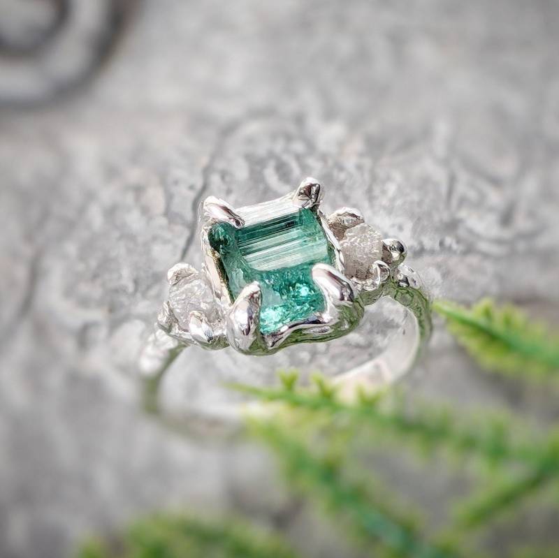 Roher Smaragd Und Rohdiamant Ring, Rustikaler Silberring, Einzigartiger Edelsteinring, Natur Inspirierter Smaragdring, Einzigartiges Geschenk Für Roher Smaragd Und Rohdiamant Ring, Rustikaler Silberring, Einzigartiger Edelsteinring, Natur Inspirierter Smaragdring, Einzigartiges Geschenk Für von MoondropCreationsCA